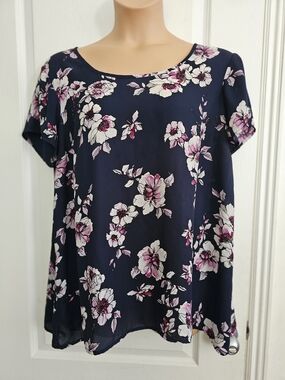 Torrid Sz 2  Navy Floral Short-Sleeve Blouse with Pink & White Flowers